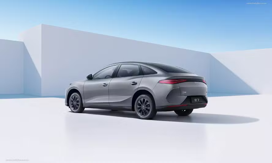 BYD e7 é bom? Veja preço, autonomia e tecnologias do carro elétrico