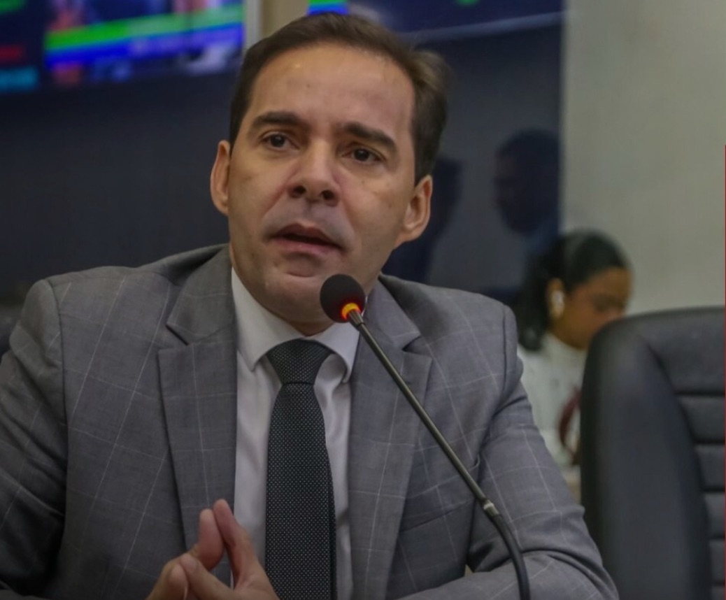 Kelmann Vieira deixa liderança na Câmara para abrir espaço a Rodrigo Cunha