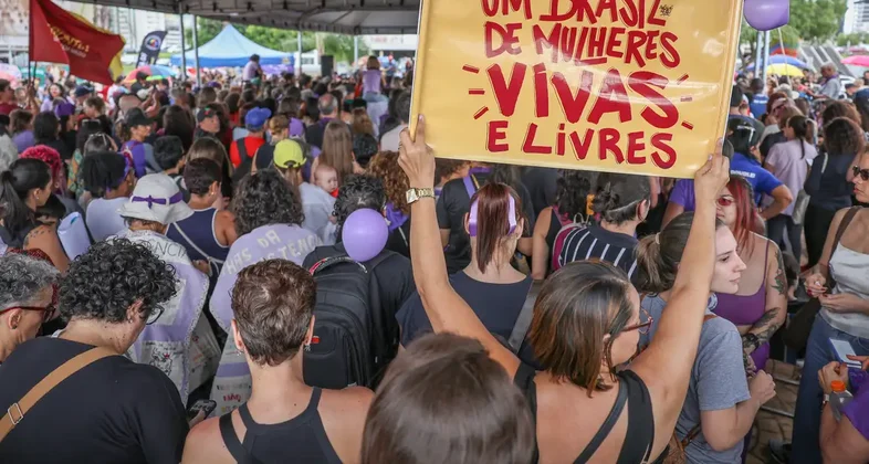 Órfãos de vítimas de feminicídio terão direito a pensão do INSS