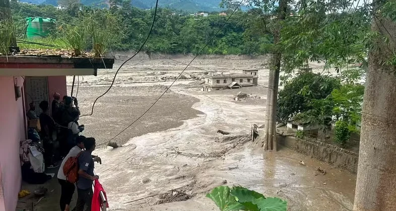 Enchente repentina deixa centenas de desaparecidos na fronteira entre Nepal e Tibete