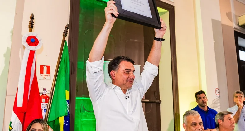 Flávio Bolsonaro é homenageado com título de Cidadão Honorário de Maceió
