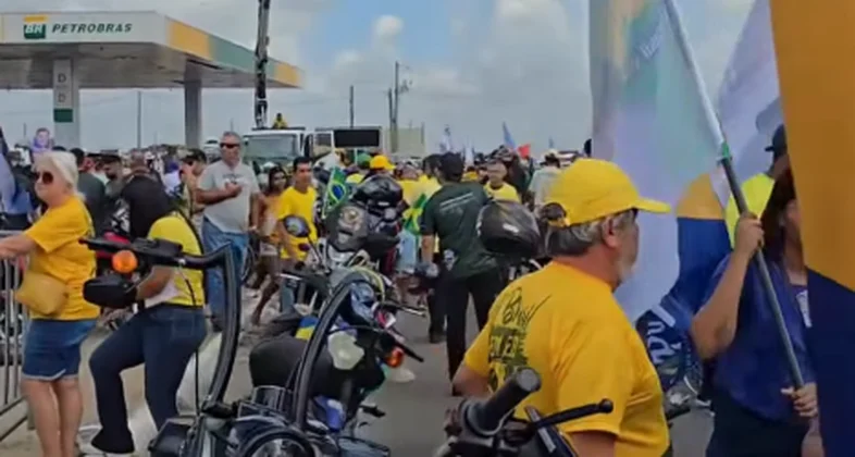 Populares se reúnem nas ruas de Arapiraca à espera de carreata de Flávio Bolsonaro pela cidade