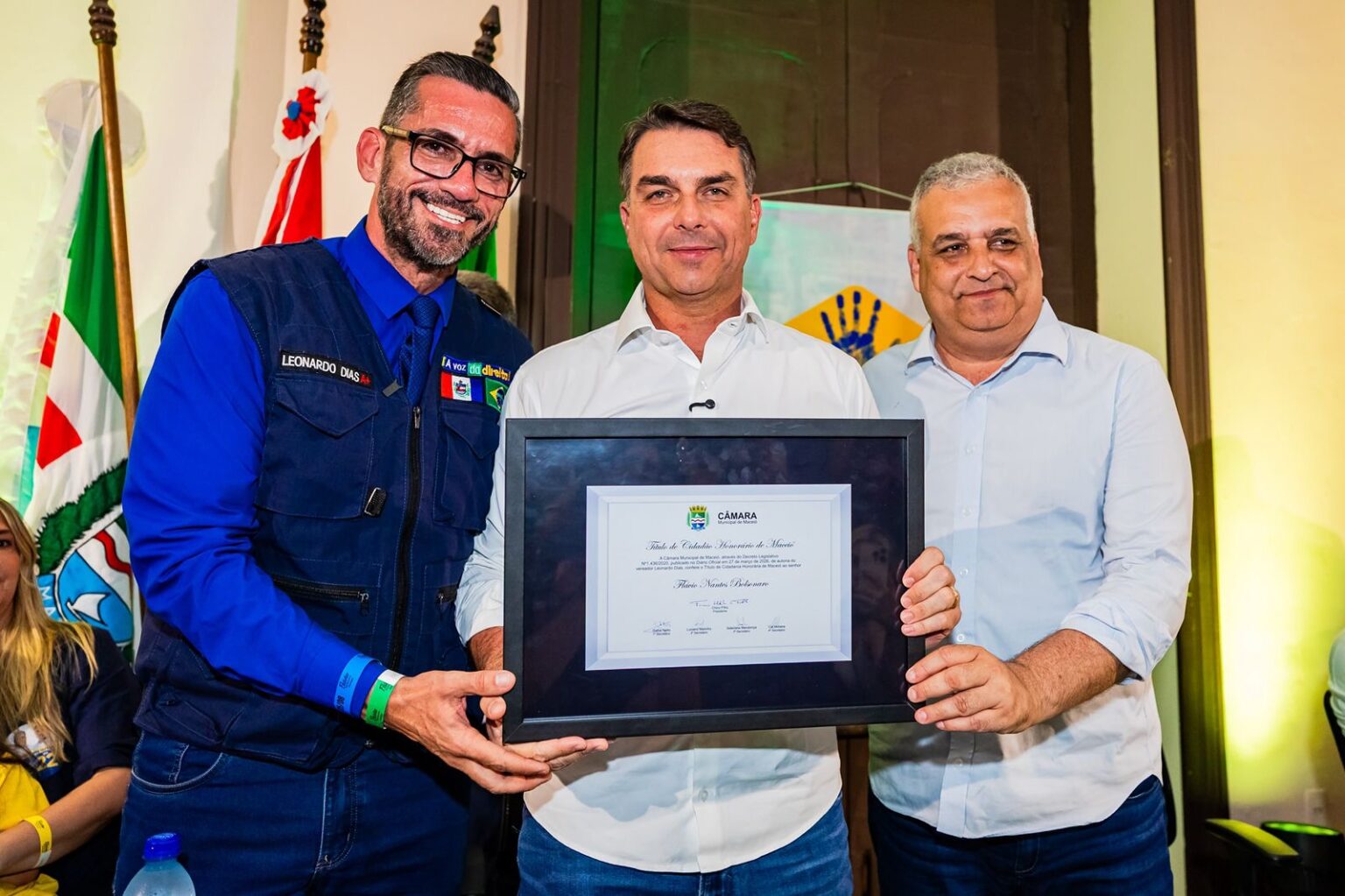 Flávio Bolsonaro agradece a Leonardo Dias por título de cidadão honorário de Maceió